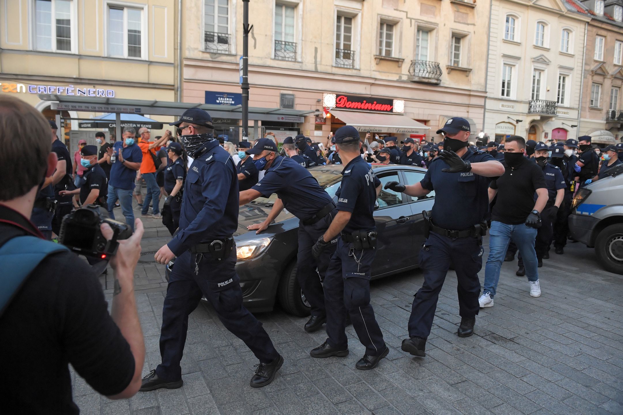 Protesty przeciwko zatrzymaniu aktywistki LGBT w Warszawie