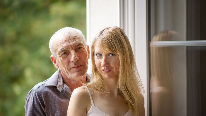 Teść podrywa synową, gdy mieszkają w jednym domu 