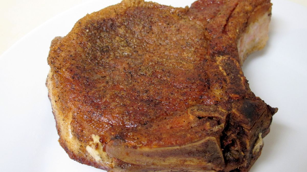 Opiekana na patelni peklowana szynka wieprzowa z kością (bez tłuszczu) z dodatkiem naturalnego soku