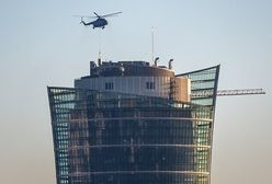Nad wieżowcem Warsaw Spire krąży helikopter. Trwa montaż iglicy?