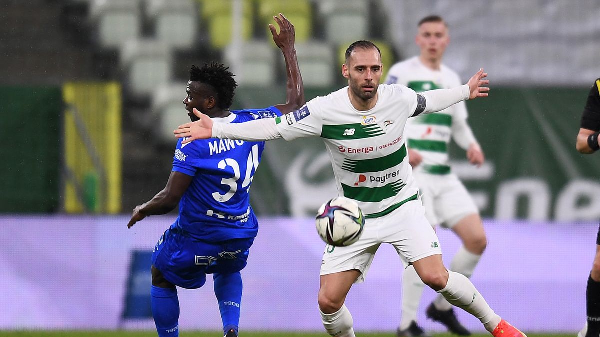 PAP/EPA / Marcin Gadomski / Na zdjęciu: Flavio Paixao (z prawej) w walce z Davidem Mawutorem