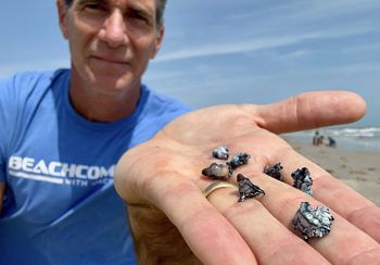 Pokazał zdjęcia z plaży. "Jakby ktoś wbijał ci igły w skórę"