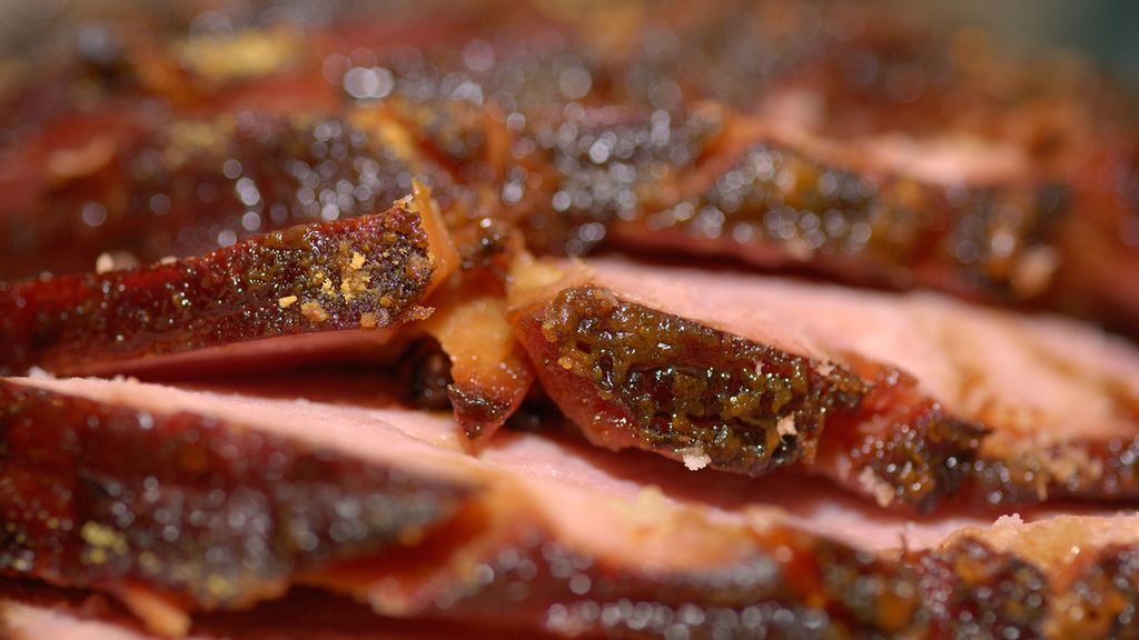 Pieczona peklowana szynka wieprzowa bez kości i tłuszczu z dodatkiem naturalnego soku