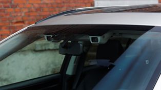 Kamery koło lusterka. W autach od kilku lat. Pokazano skutki