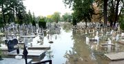 Powódź zalała cmentarze. "Ciężko tu się przychodzi"