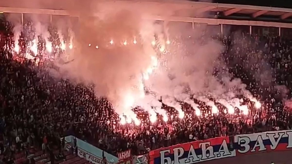 Zdjęcie okładkowe artykułu: Twitter / b92sport / Na zdjęciu: racowisko fanów Crveny Zvezdy Belgrad