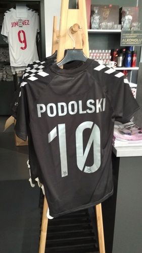 Meczowa, wyjazdowa koszulka Górnika z nazwiskiem Podolski. Fot. MF