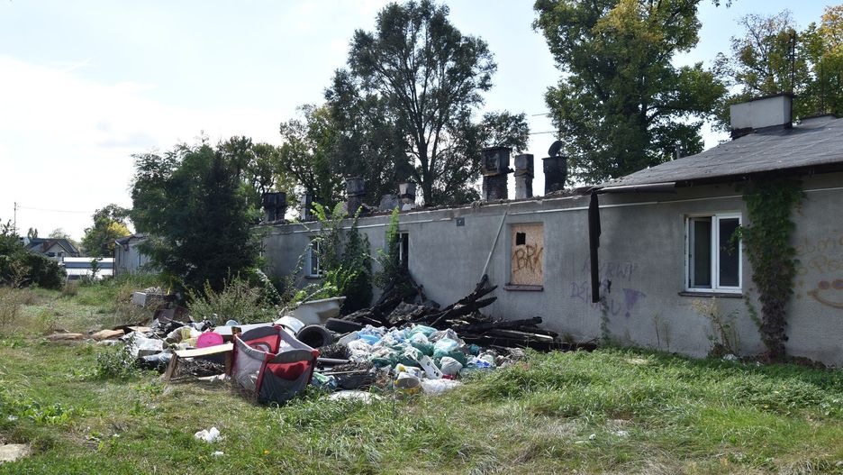 Nowy blok przy ulicy Krzyskiej stanie w miejscu opuszczonych &#34;baraków&#34;, w których pozostało wciąż dużo rzeczy po dawnych lokatorach. Jeden z budynków częściowo strawił pożar
