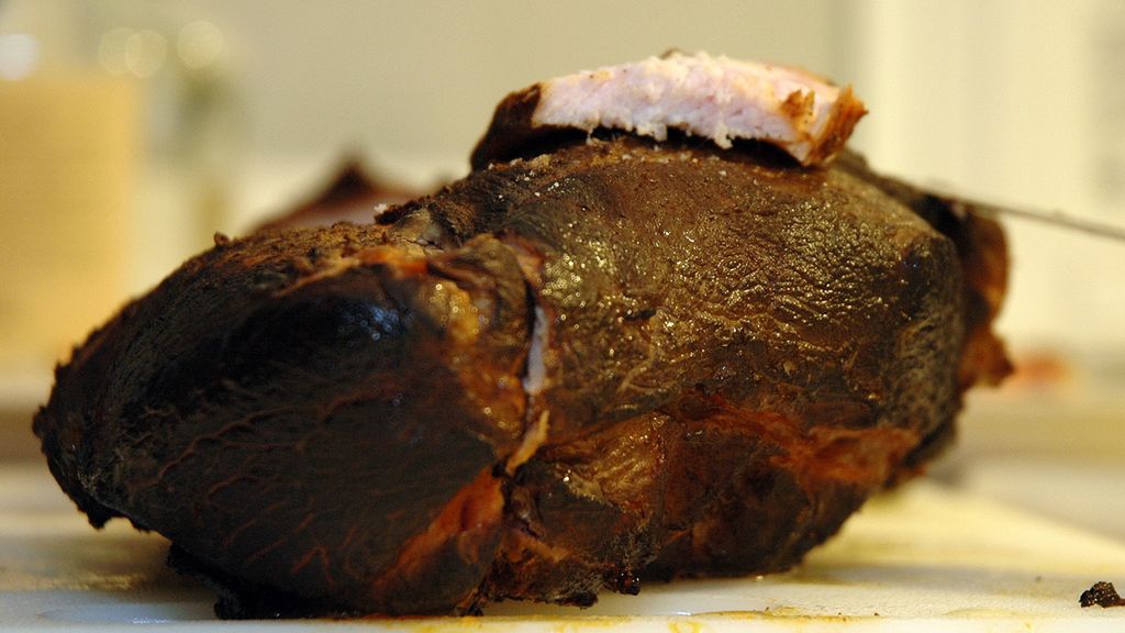 Pieczona w całości peklowana szynka wieprzowa bez kości i tłuszczu z dodatkiem wody