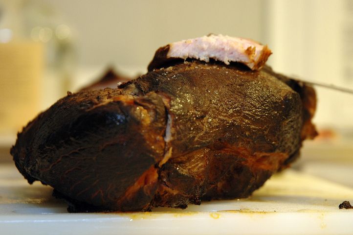 Pieczona w całości peklowana szynka wieprzowa bez kości i tłuszczu z dodatkiem wody