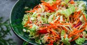 Wystarczy pekińska i trzy warzywa. Dodaj ten sos, a zrobisz najlepszą surówkę na świecie