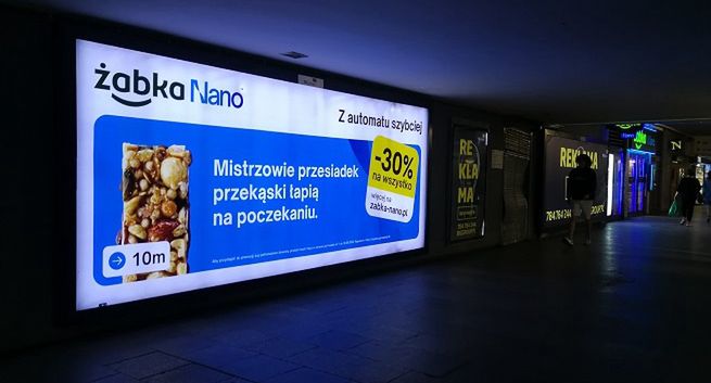 „Z automatu szybciej, łatwiej, fajniej”  w reklamach Żabki Nano