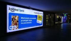„Z automatu szybciej, łatwiej, fajniej”  w reklamach Żabki Nano