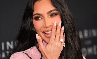 Kim Kardashian NIE DO POZNANIA w nowej sesji. Celebrytka ma fryzurę NA JEŻYKA i pali papierosy (ZDJĘCIA)