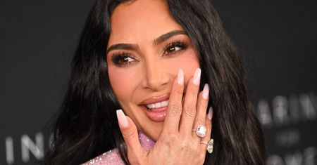 Kim Kardashian NIE DO POZNANIA w nowej sesji. Celebrytka ma fryzurę NA JEŻYKA i pali papierosy (ZDJĘCIA)