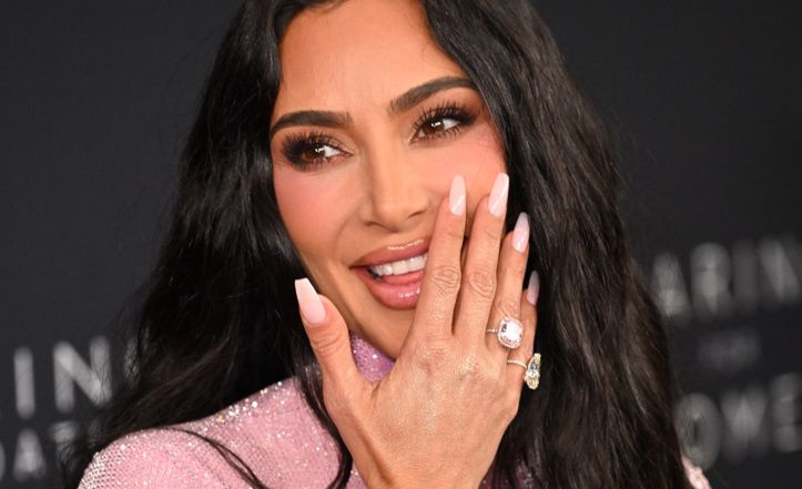 Kim Kardashian NIE DO POZNANIA w nowej sesji. Celebrytka ma fryzurę NA JEŻYKA i pali papierosy (ZDJĘCIA)