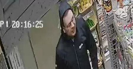 Pobicie w Żabce nagrała kamera. Policja z Bydgoszczy poszukuje sprawcy