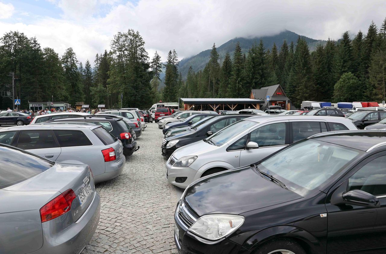 Parking przy wejściu na szlak do Morskiego Oka 