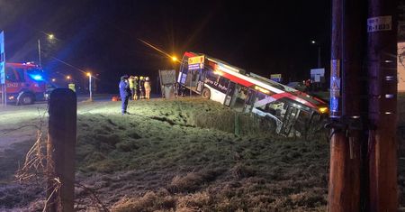 Śląskie. Miejski autobus w Czechowicach-Dziedzicach zjechał do rowu. Ranna kobieta