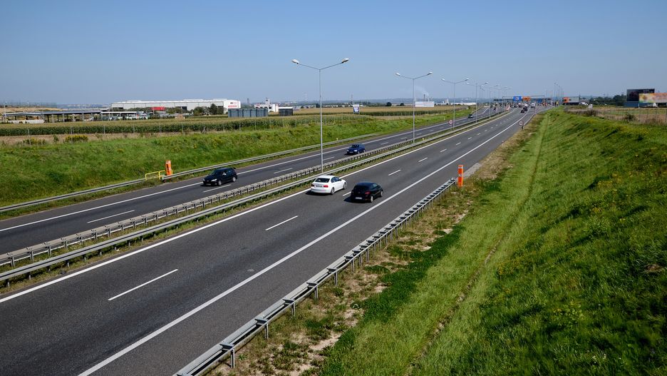 Montują siatki nad autostradami. Czemu mają one służyć?