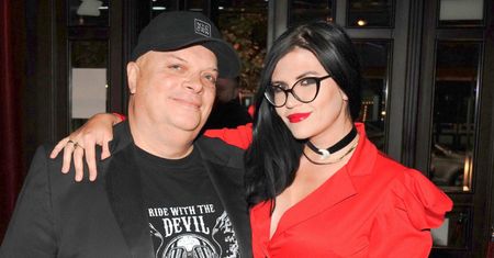 Krzysztof Skiba zabrał MŁODSZĄ o 26 lat żonę na premierę sztuki. Karolina odstawiła się w czerwoną mini
