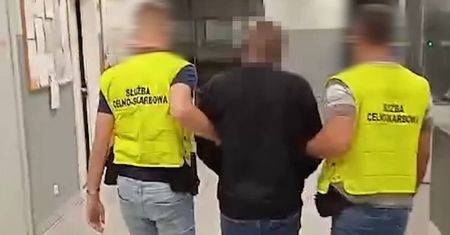 Przemycał w żołądku ponad 1kg narkotyków. Wpadł na Lotnisku Chopina