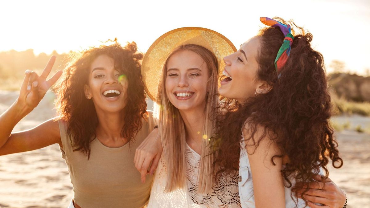 Radość to stan emocjonalny, który wyraża pełnię spełnienia.