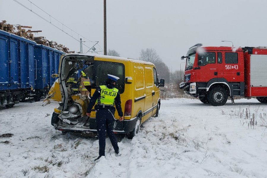 Wjechał pod pociąg. 53-latek może mówić o sporym szczęściu