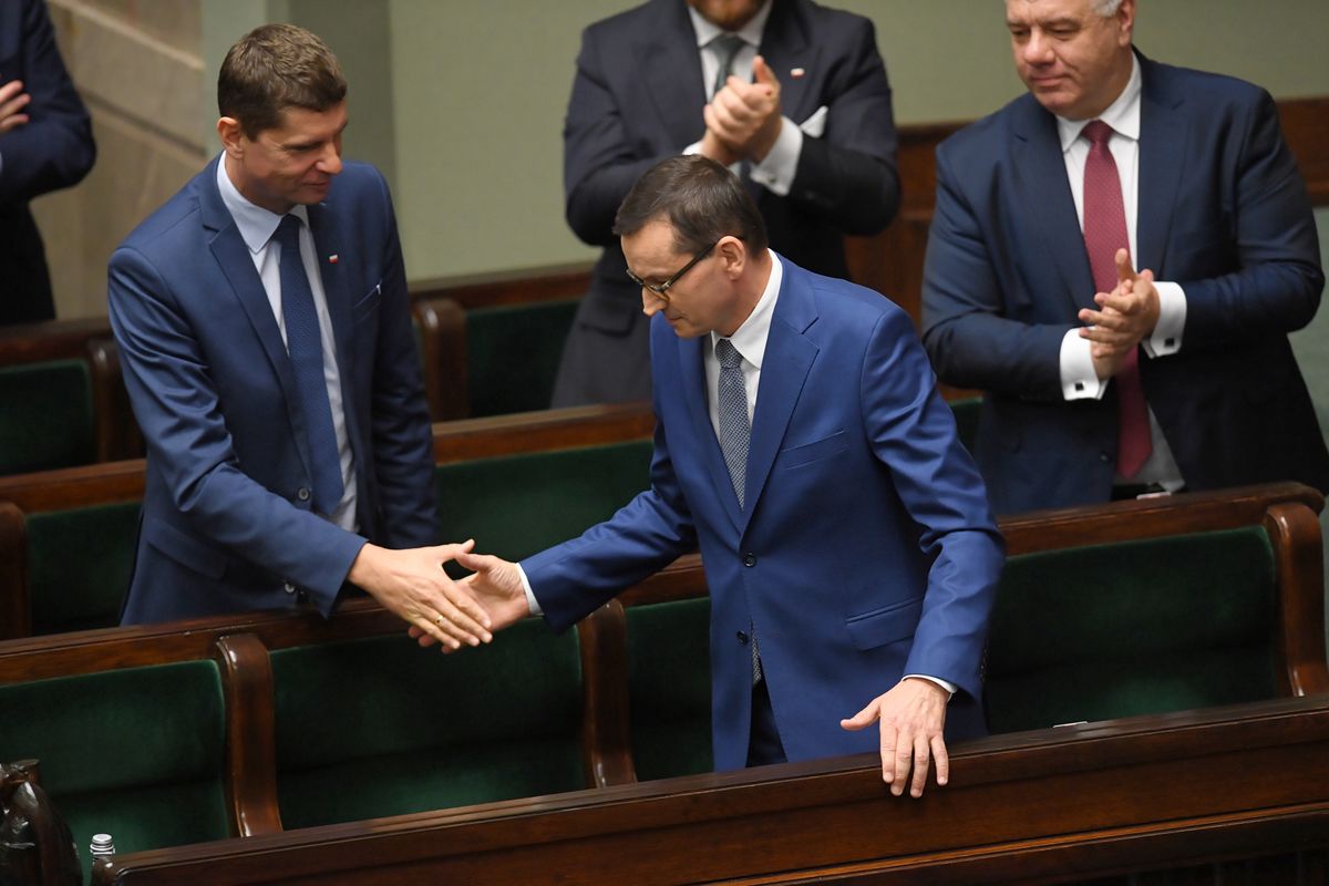 Warszawa, 04.06.2020. Premier Mateusz Morawiecki po wystąpieniu w Sejmie przyjmuje gratulacje od ministra edukacji narodowej Dariusza Piontkowskiego