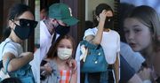 Victoria i David Beckhamowie z dziećmi maszerują na obiad do hotelu w Miami (ZDJĘCIA)