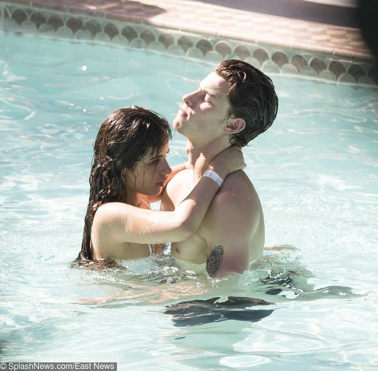 Shawn Mendes i Camila Cabello całują się w basenie