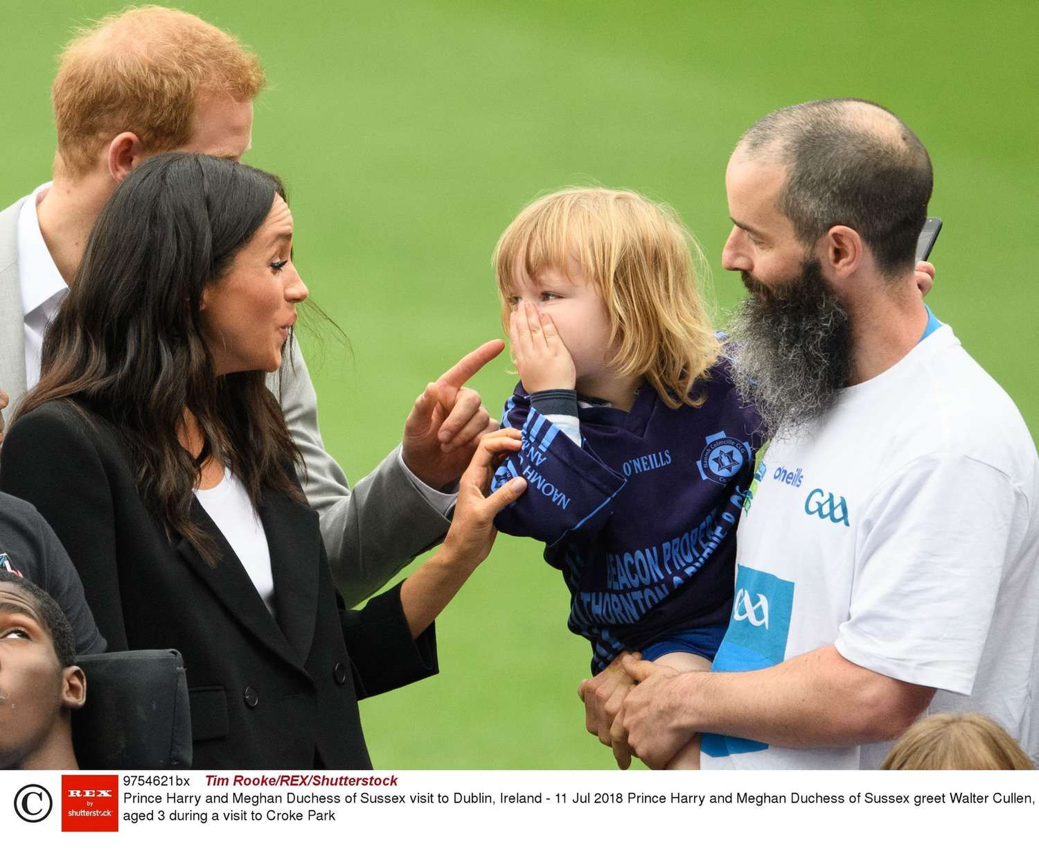 Książę Harry i Meghan Markle w Irlandii. 3-ltni Walter Cullen złapał księżną za włosy