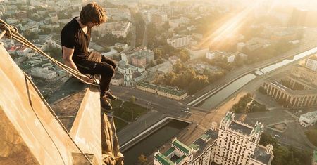 Widok, od którego kręci się w głowie. Śmiałkowie weszli na szczyt budynku bez zabezpieczeń