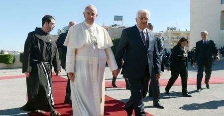 Mocny gest papieża. Franciszek pod murem