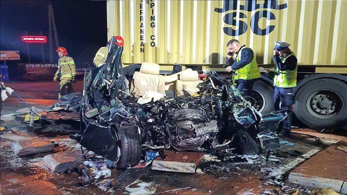 Samochód marki BMW był całkowicie zgnieciony.