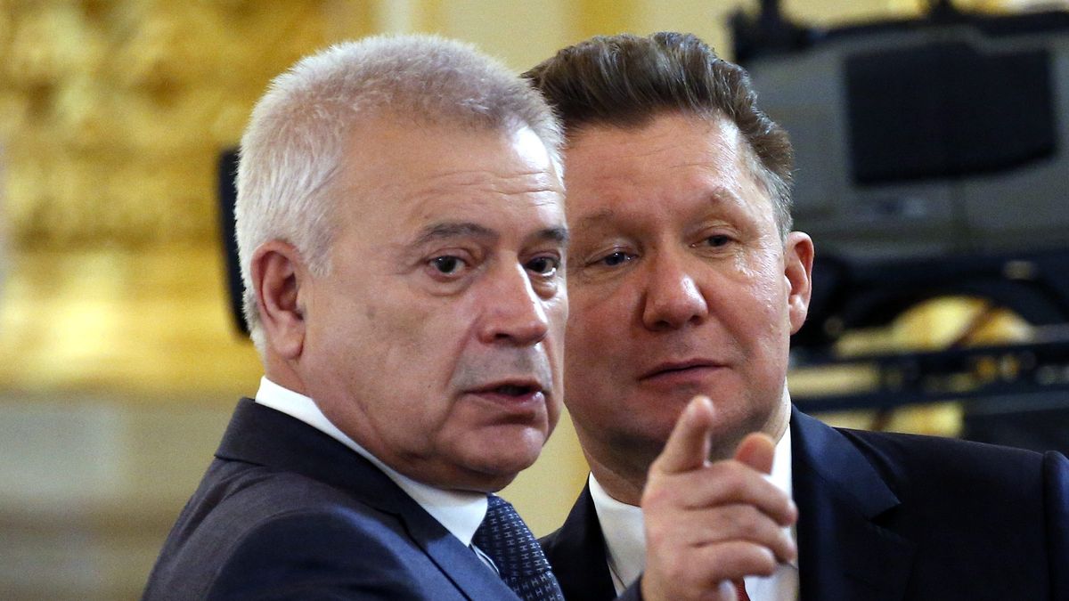 Indian Prime Minsiter Narendra Modi visits  Moscow
epa05080339 Russia's natural gas giant Gazprom's CEO Alexei Miller (R) talks with Lukoil president Vagit Alekperov (L) as they wait Russian President Vladimir Putin and Indian Prime Minsiter Narendra Modi during a meeting Russian and Indian businessmen in Moscow Kremlin, Russia, 24 December 2015. The Indian Prime Minister is on official visit in Moscow.  EPA/MAXIM SHIPENKOV 
Dostawca: PAP/EPA.
MAXIM SHIPENKOV