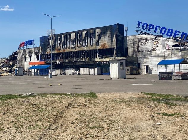 Zniszczony market po rosyjskim ostrzale. Fot. Facebook Arkadiusz Sodkiewicz