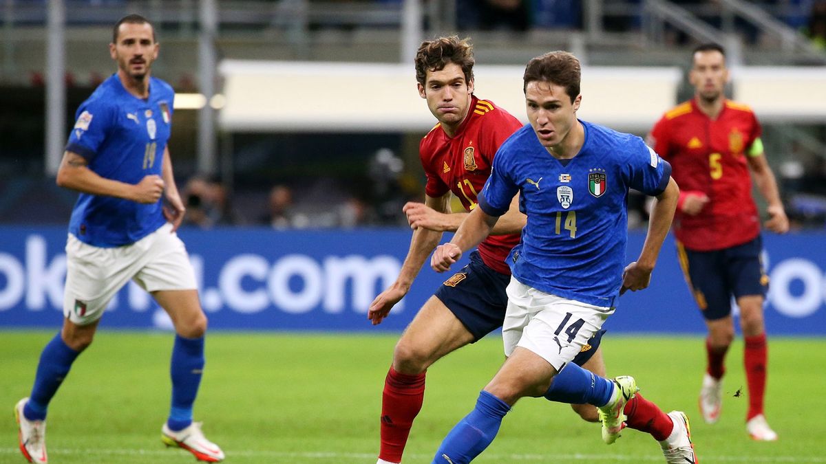 PAP/EPA / MATTEO BAZZI / Na zdjęciu: Marcos Alonso i Federico Chiesa