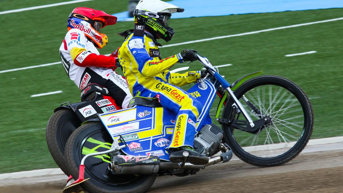 WP SportoweFakty / Katarzyna Łapczyńska / Sparta - Stal. Maciej Janowski [cz] w walce z Martinem Vaculikiem [b]