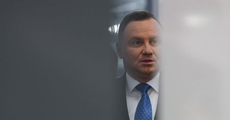 Andrzej Duda na okładce "Faktu". Kolejne instytucje rezygnują z prenumeraty