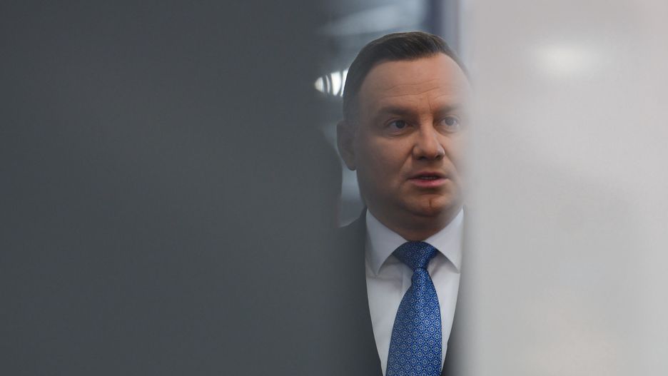 Okładka "Faktu" z Andrzejem Dudą o "ułaskawieniu pedofila". Kolejne instytucje rezygnują z prenumeraty