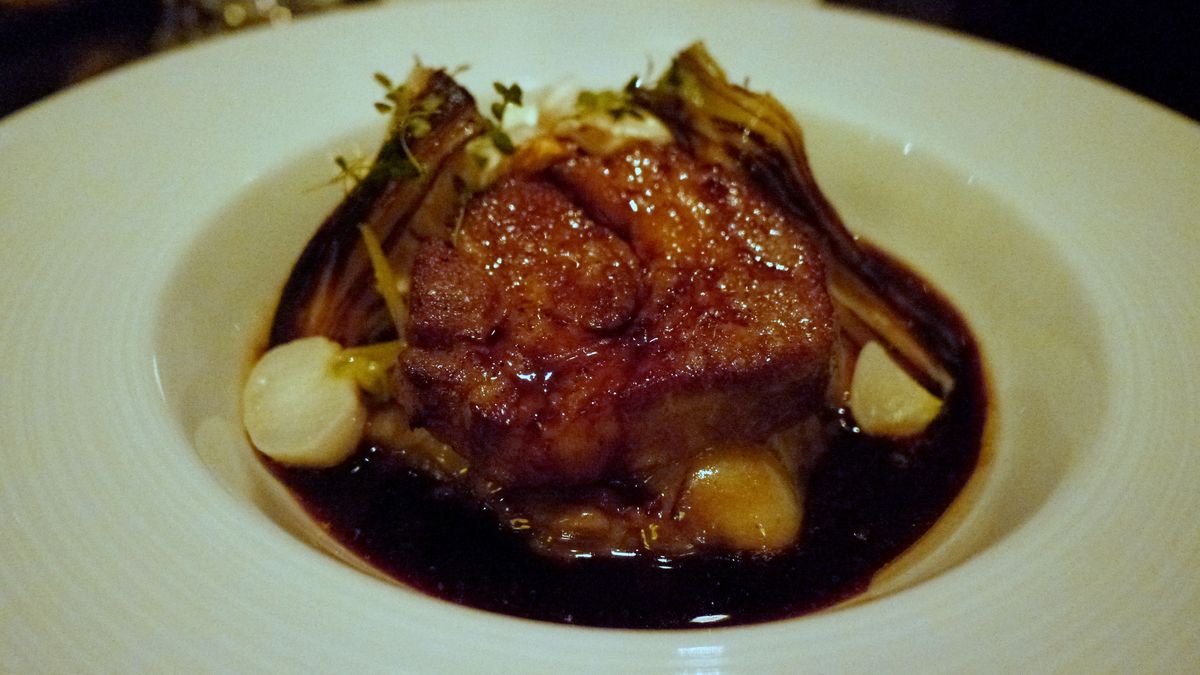 Cała opiekana na patelni peklowana szynka wieprzowa bez kości i tłuszczu z dodatkiem naturalnego soku