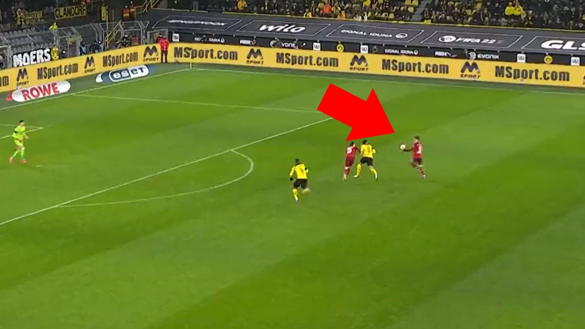 Robert Lewandowski strzela gola w meczu Borussia Dortmund - Bayern Monachium