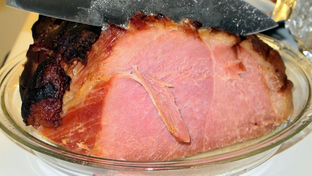 Pieczona w całości peklowana szynka wieprzowa bez kości i tłuszczu z dodatkiem naturalnego soku