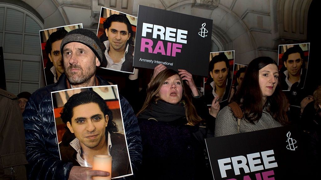 Po 10 latach wyszedł z saudyjskiego więzienia. Bloger Raif Badawi wciąż nie może wrócić do rodziny. Zdjęcie z demonstracji w Wielkiej Brytanii w 2015 roku