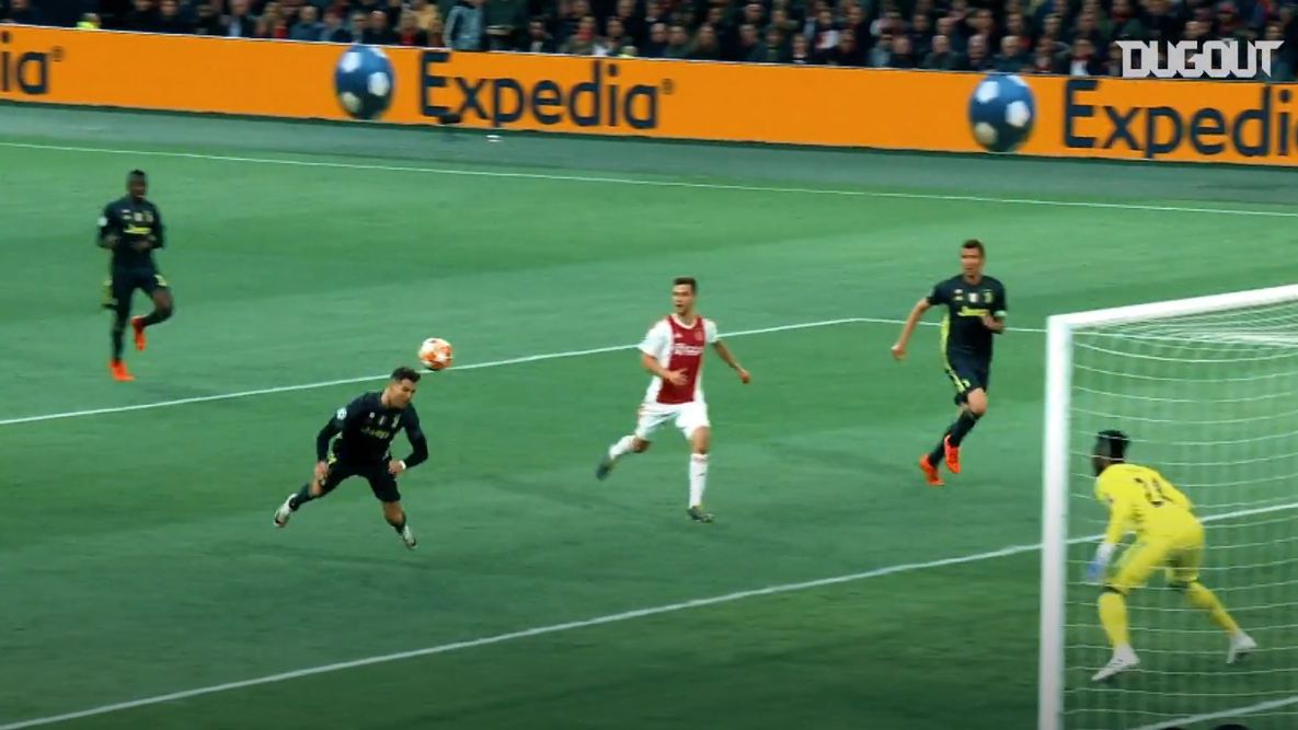 Cristiano Ronaldo strzela gola w spotkaniu z Ajaksem Amsterdam w Lidze Mistrzów 2018/19