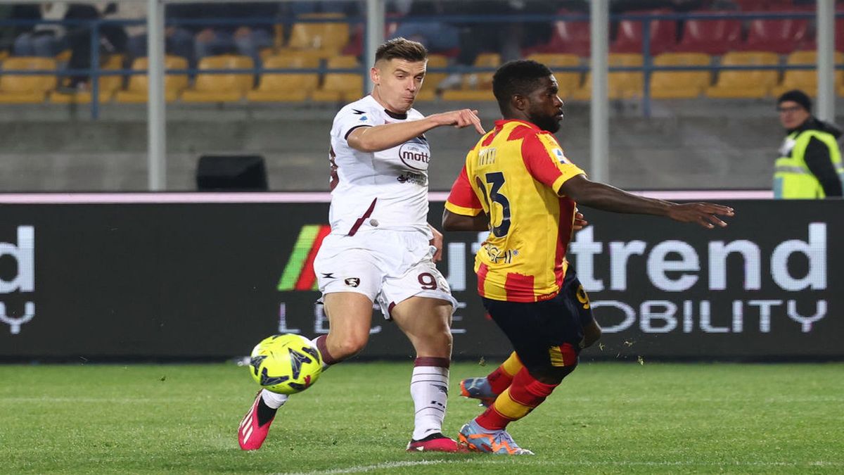 Krzysztof Piątek (z lewej) i Samuel Umtiti (z prawej)