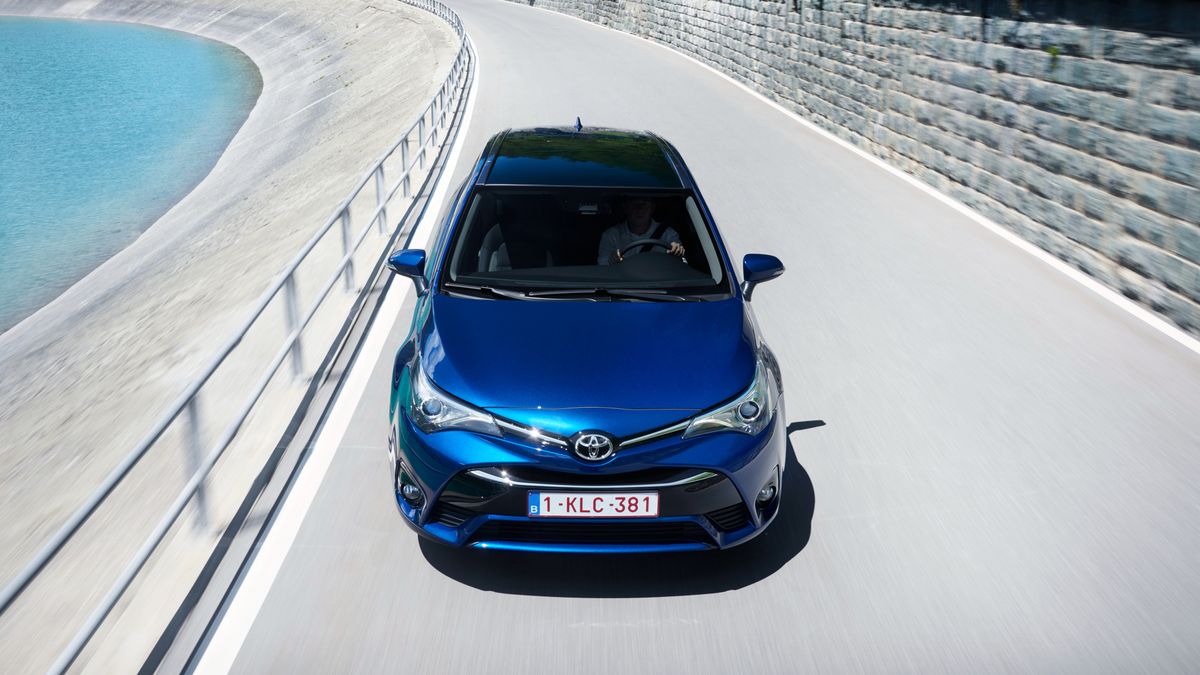 Avensis był jednym z najbardziej krytykowanych modeli Toyoty, a jednocześnie jednym z najbardziej docenionych