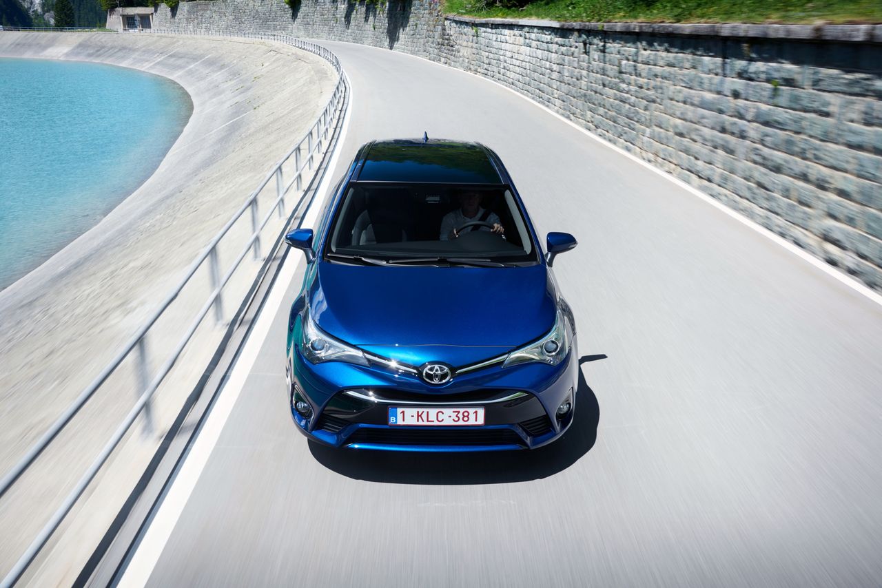 Avensis był jednym z najbardziej krytykowanych modeli Toyoty, a jednocześnie jednym z najbardziej docenionych