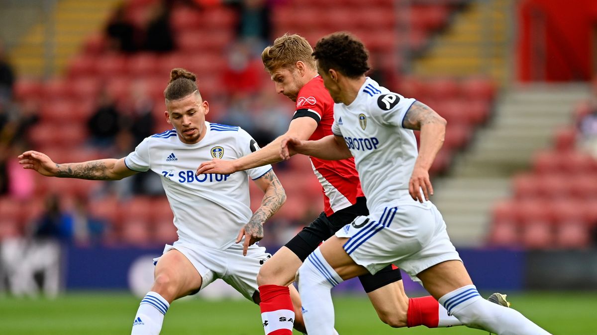 Kalvin Phillips (z lewej), Stuart Armstrong (w środku) i Rodrigo 